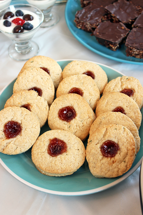 Scones con romero y damasco