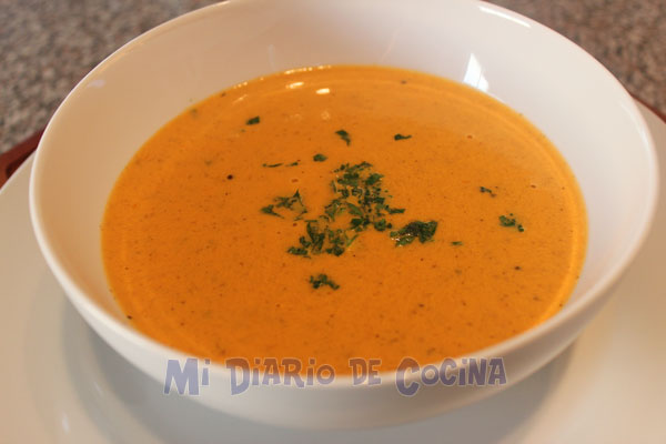 Sopa de tomate y crostini con mozzarella y pimentón Sopa de tomate y crostini con mozzarella y pimentón