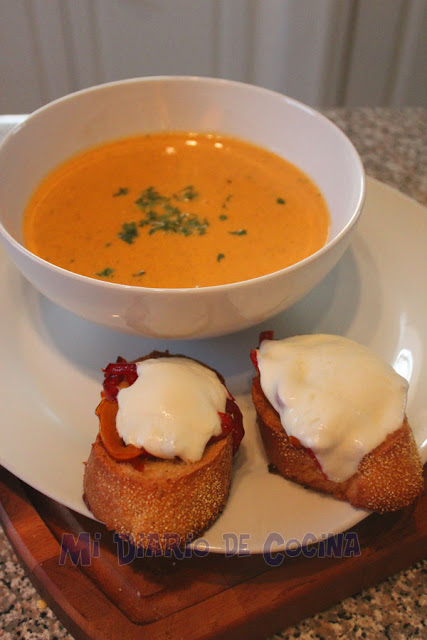 Sopa de tomate y crostini con mozzarella y pimentón Sopa de tomate y crostini con mozzarella y pimentón