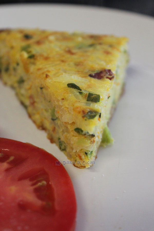 Tortilla de arroz, tocino y verduras