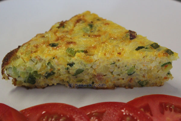 Tortilla de arroz, tocino y verduras