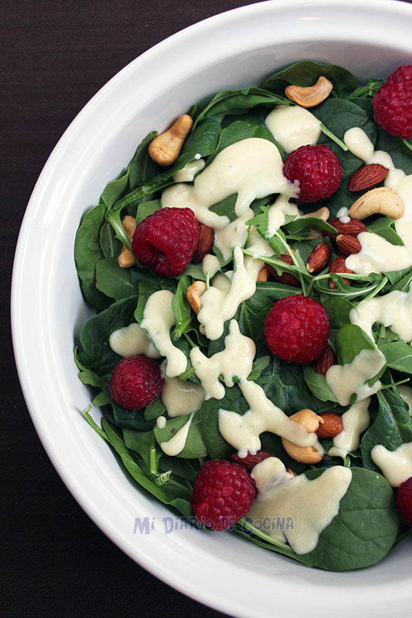 Ensalada de rúcula, espinacas, almendras y frambuesas con salsa de yogurt Ensalada de rúcula, espinacas, almendras y frambuesas con salsa de yogurt