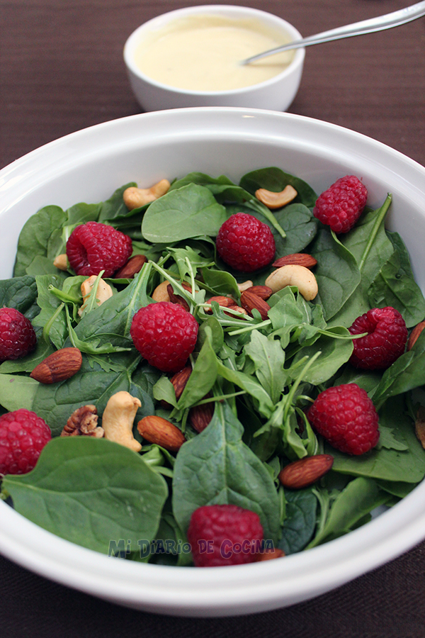 Ensalada de rúcula, espinacas, almendras y frambuesas con salsa de yogurt Ensalada de rúcula, espinacas, almendras y frambuesas con salsa de yogurt