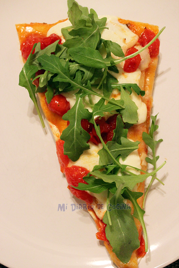 Pizza-con-tomate-cherry-aragula