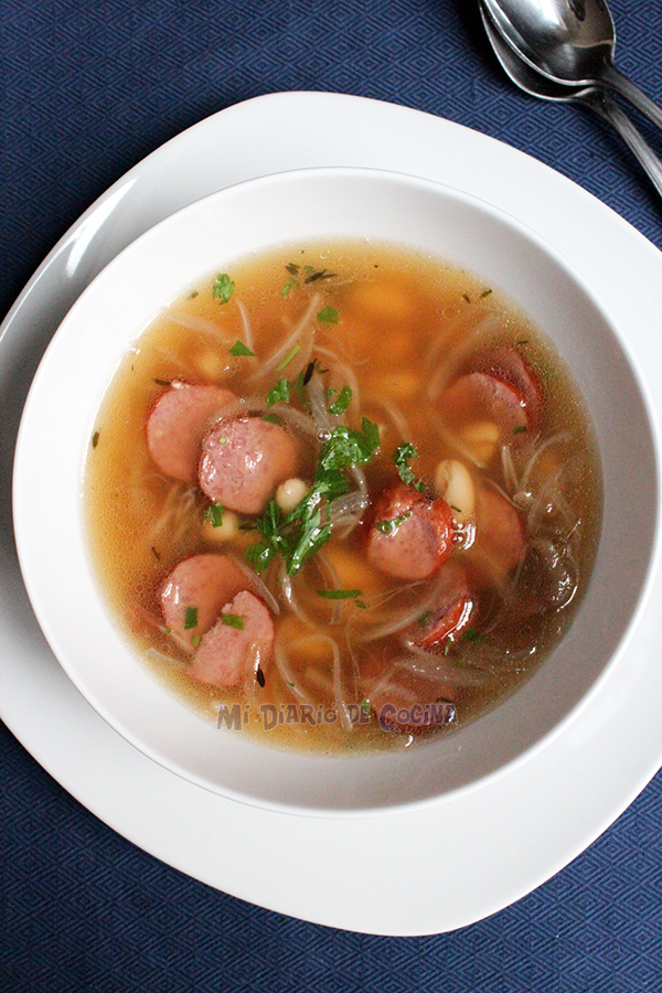 Sopa de porotos (frijoles), cebolla y longaniza