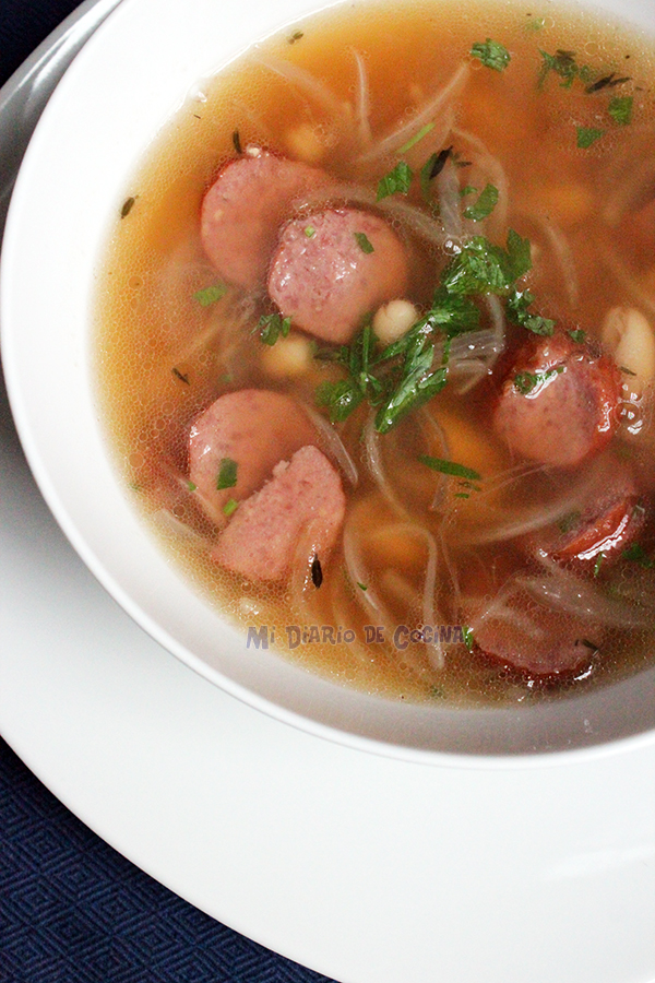 Sopa de porotos (frijoles), cebolla y longaniza