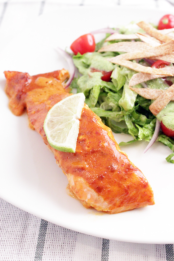 Salmón al horno con salsa de chipotle La Morena Salmón al horno con salsa de chipotle La Morena