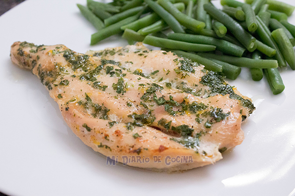 Filete de pollo al horno con perejil y limón Filete de pollo al horno con perejil y limón