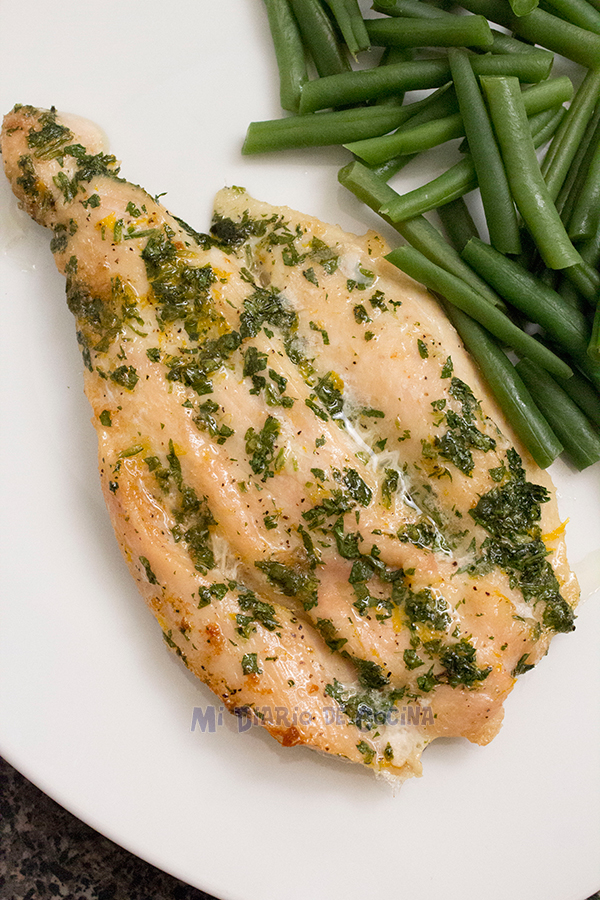 Filete de pollo al horno con perejil y limón Filete de pollo al horno con perejil y limón