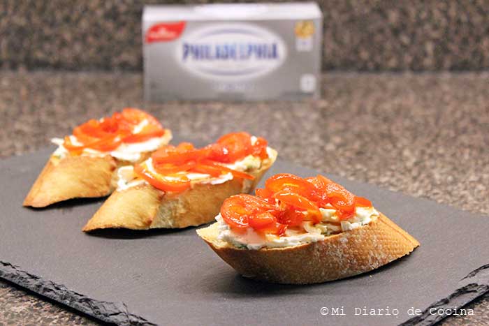 Crostinis con queso crema y morrón acaramelado Crostinis con queso crema y morrón acaramelado