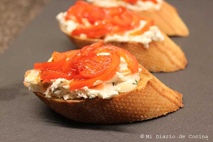 Crostinis con queso crema y morrón acaramelado Crostinis con queso crema y morrón acaramelado