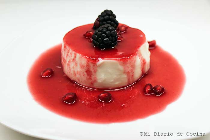 Panna cotta de leche de coco y salsa de granada Panna cotta de leche de coco y salsa de granada