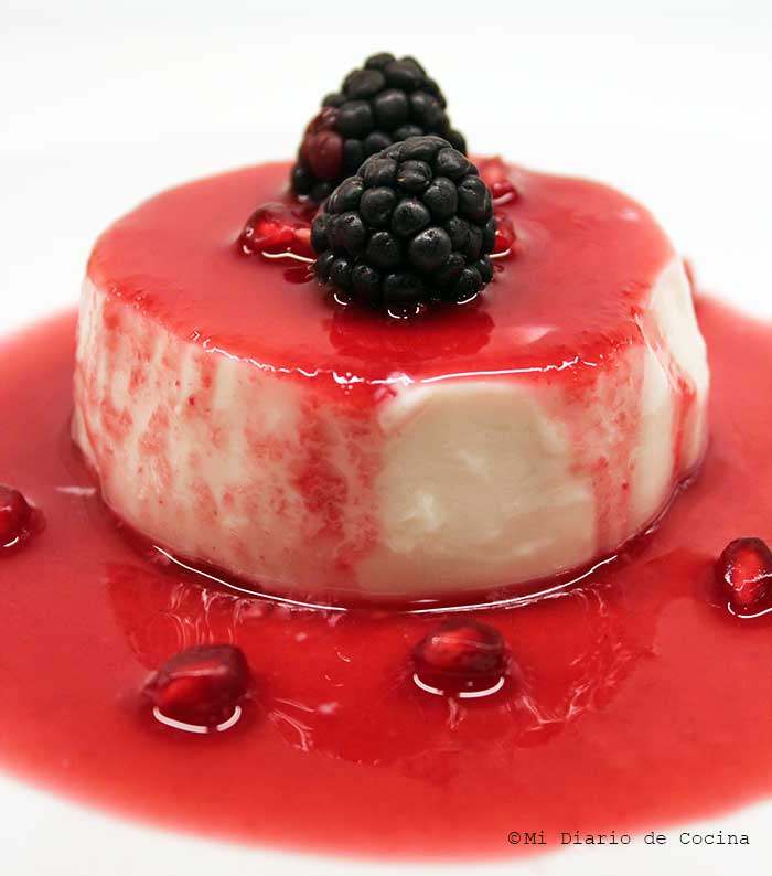 Panna cotta de leche de coco y salsa de granada Panna cotta de leche de coco y salsa de granada