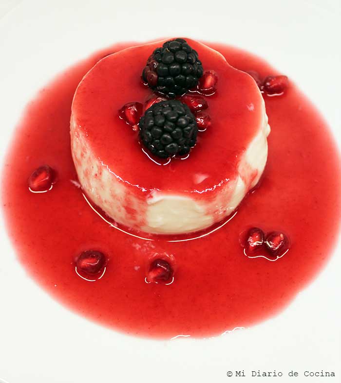 Panna cotta de leche de coco y salsa de granada Panna cotta de leche de coco y salsa de granada