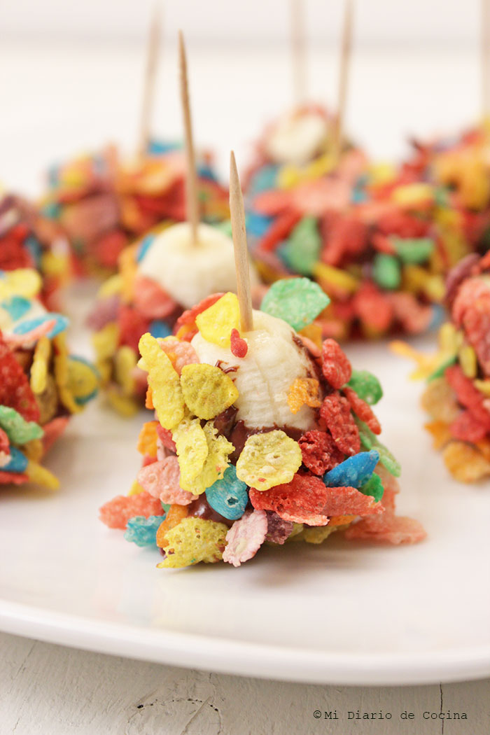 Bocadillos de bananas, chocolate y Fruity Pebbles Bocadillos de bananas, chocolate y Fruity Pebbles