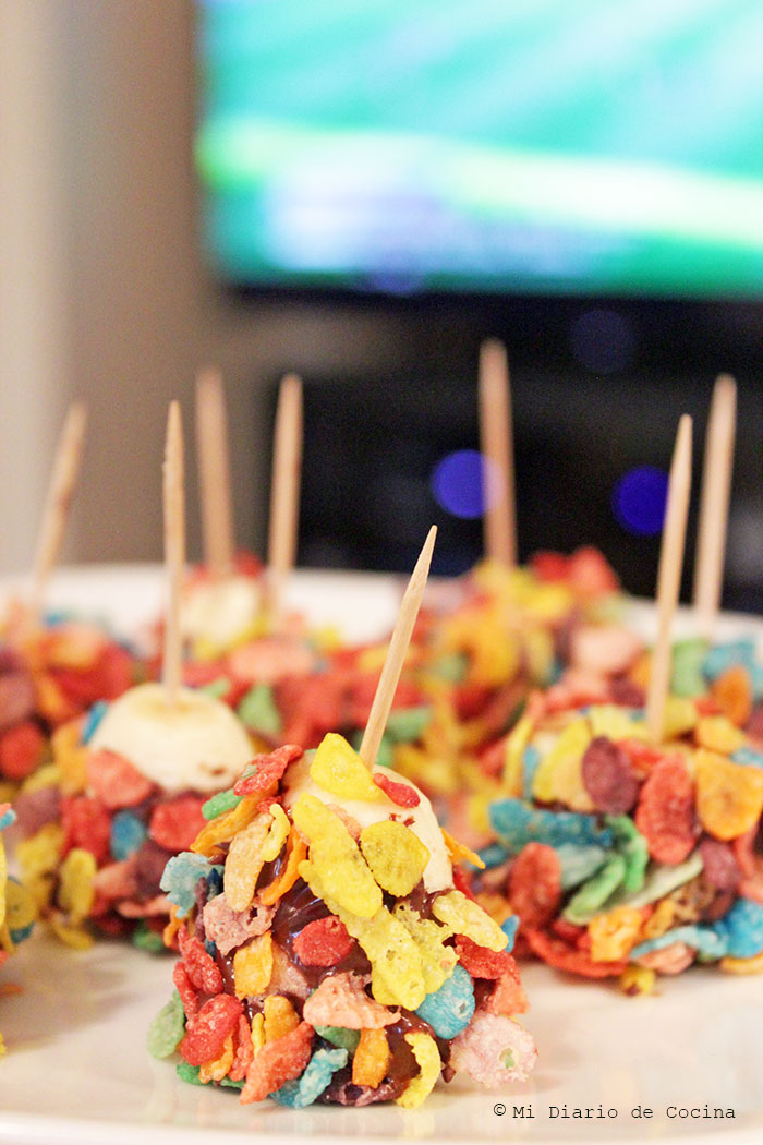 Bocadillos de bananas, chocolate y Fruity Pebbles Bocadillos de bananas, chocolate y Fruity Pebbles