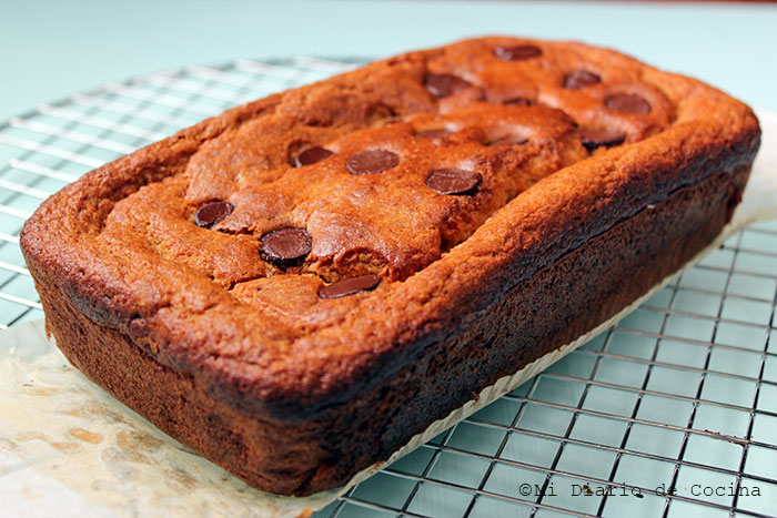 Queque de banana con chips de chocolate Queque de banana con chips de chocolate