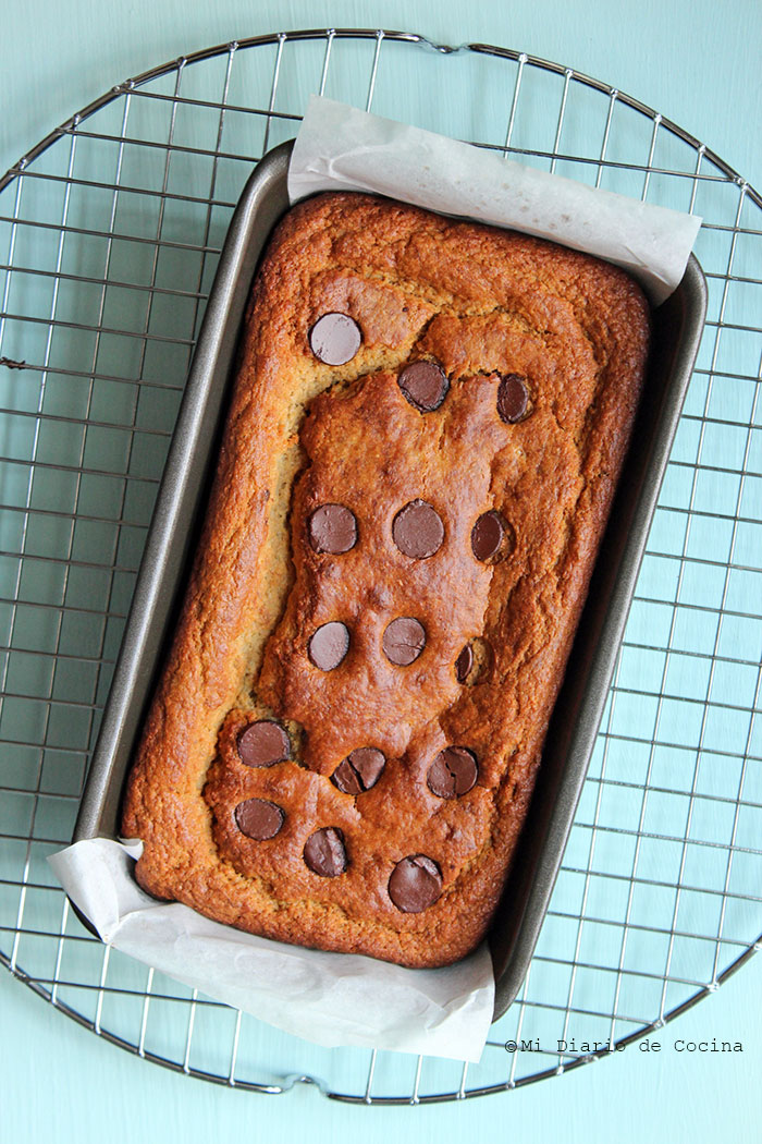 Queque de banana con chips de chocolate Queque de banana con chips de chocolate