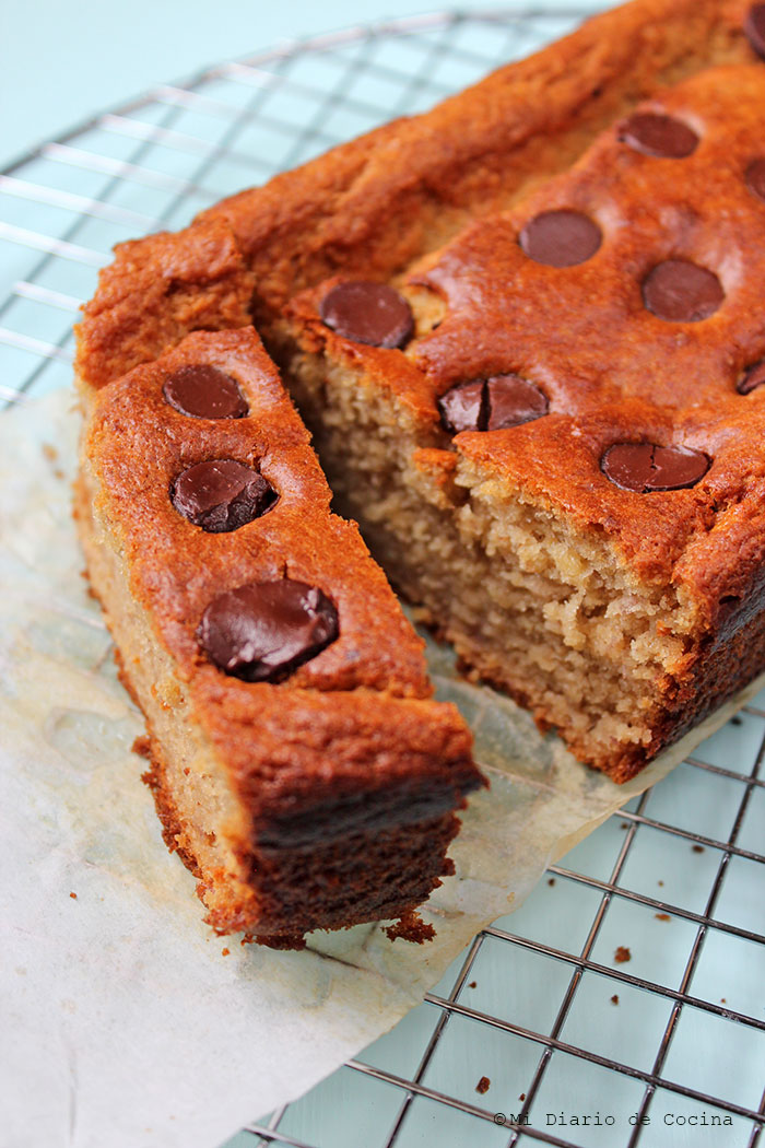 Queque de banana con chips de chocolate Queque de banana con chips de chocolate
