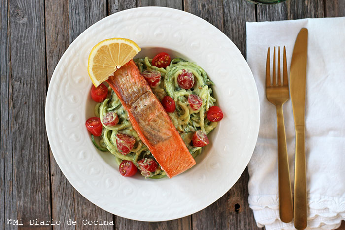Salmón de Alaska con spaghetti de zapallo italiano Salmón de Alaska con spaghetti de zapallo italiano