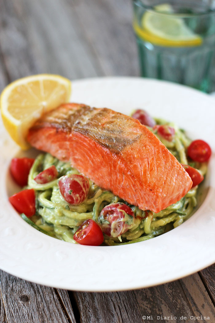 Salmón de Alaska con spaghetti de zapallo italiano Salmón de Alaska con spaghetti de zapallo italiano