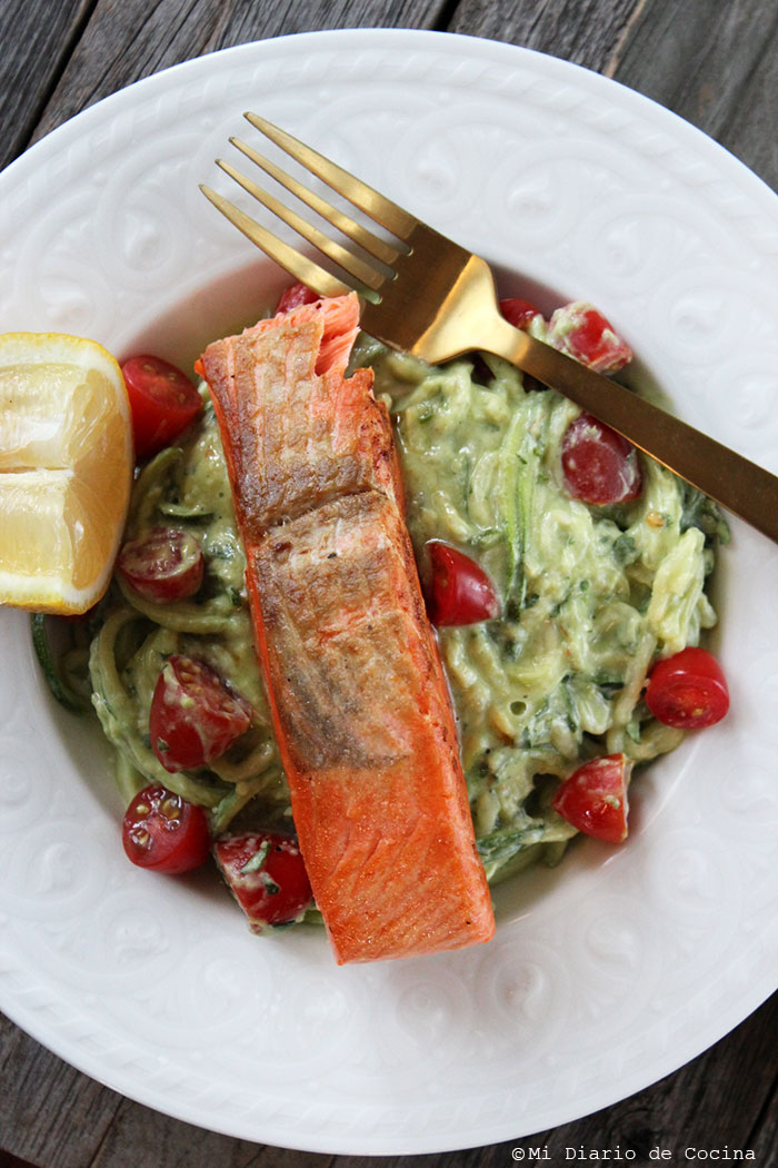 Salmón de Alaska con spaghetti de zapallo italiano Salmón de Alaska con spaghetti de zapallo italiano