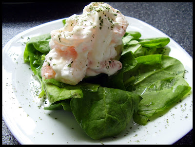Entrada de palta con camarones y espinaca