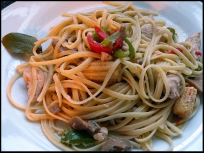 Tallarines con pollo y verduras