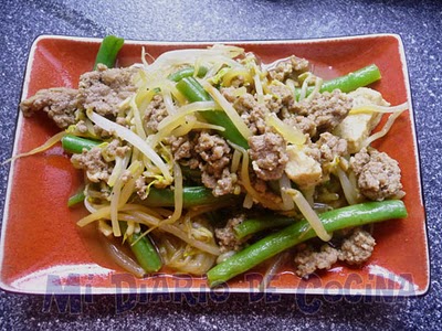 Carne, tofu y vegetales con salsa de soya Carne, tofu y vegetales con salsa de soya