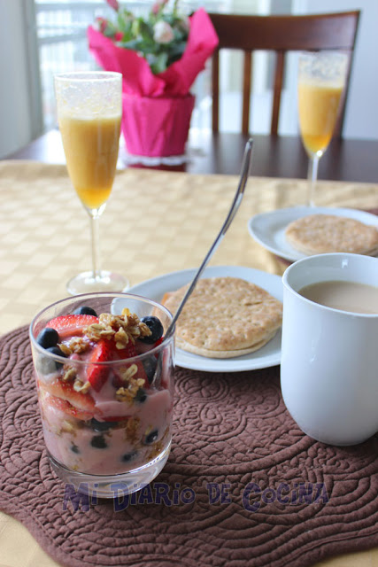 Granola casera y jugo de duraznos