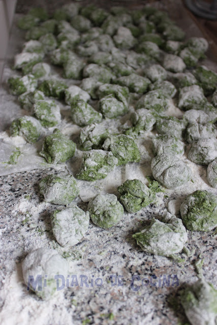 Ñoquis de espinacas, con salsa de queso y nueces caramelizadas