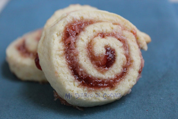 Galletas con mermelada y coco rallado