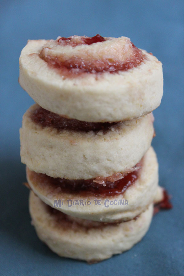 Galletas con mermelada y coco rallado