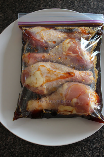 Pollo son salsa de soya y papas al romero Pollo con salsa de soya y papas al romero