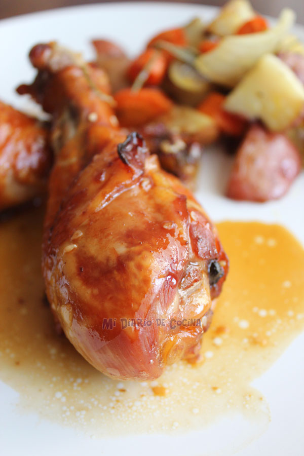 Pollo son salsa de soya y papas al romero Pollo con salsa de soya y papas al romero