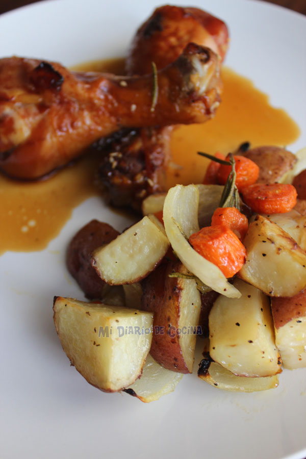 Pollo son salsa de soya y papas al romero Pollo con salsa de soya y papas al romero