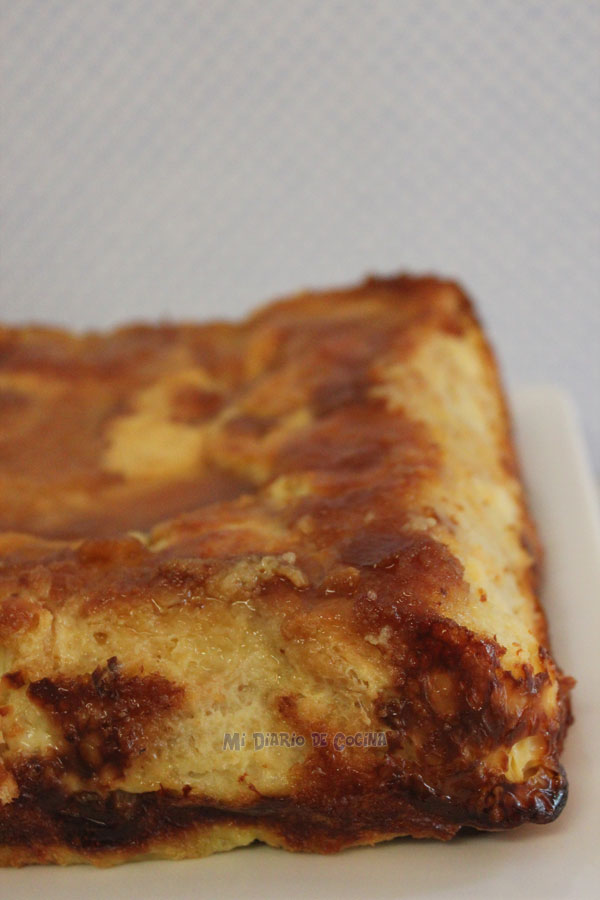 Budín de pan con caramelo y crema inglesa Budín de pan con caramelo y crema inglesa