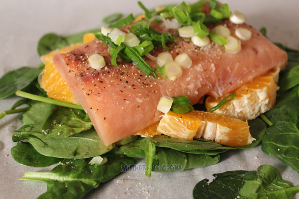 Salmón con naranja y espinacas más Arroz con aceitunas Salmón con naranja y espinacas más Arroz con aceitunas