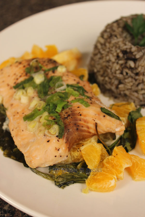 Salmón con naranja y espinacas más Arroz con aceitunas Salmón con naranja y espinacas más Arroz con aceitunas