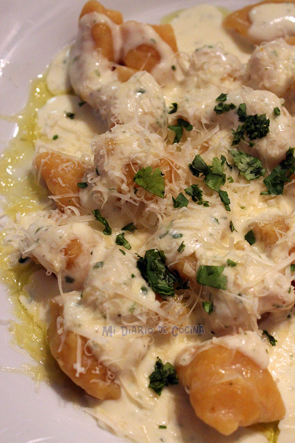 Ñoquis de zapallo camote con salsa de cilantro