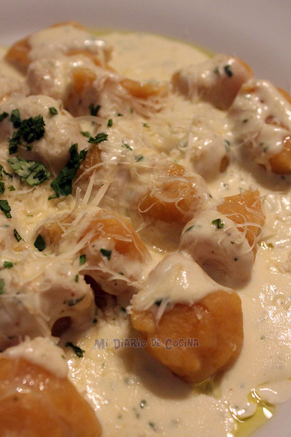 Ñoquis de zapallo camote con salsa de cilantro