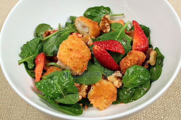 Ensalada de espinacas, pescado o pollo, frutillas y nueces Ensalada de espinacas, pescado o pollo, frutillas y nueces