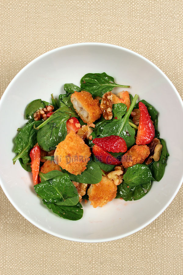 Ensalada de espinacas, pescado o pollo, frutillas y nueces Ensalada de espinacas, pescado o pollo, frutillas y nueces