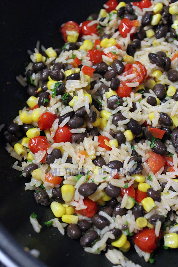 Salmón a la naranja y arroz con porotos negros (frijoles) Salmón a la naranja y arroz con porotos negros