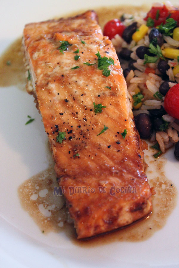 Salmón a la naranja y arroz con porotos negros Salmón a la naranja y arroz con porotos negros