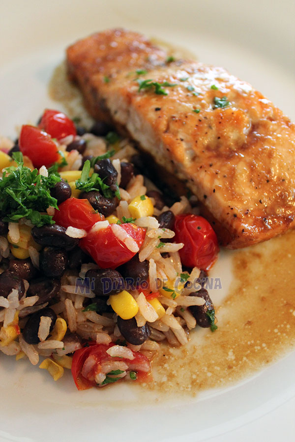 Salmón a la naranja y arroz con porotos negros Salmón a la naranja y arroz con porotos negros
