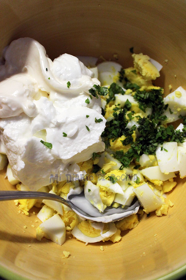 Sandwich de huevo, jamón, tomate y espinacas