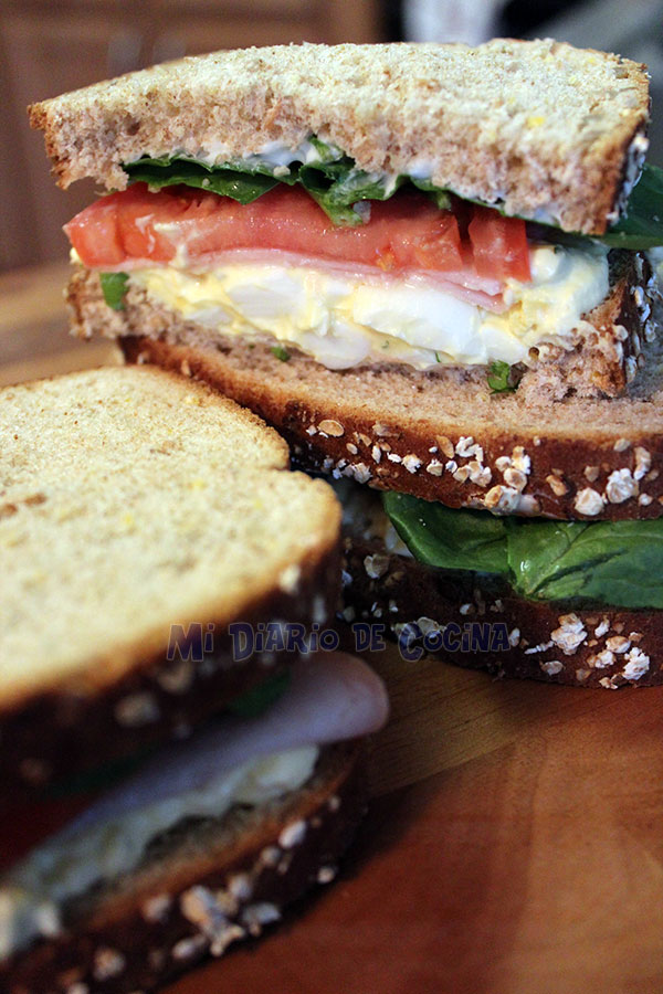 Sandwich de huevo, jamón, tomate y espinacas