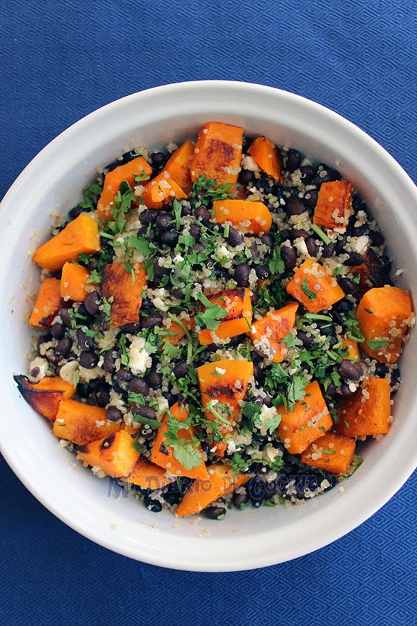 Ensalada de porotos negros, zapallo, quinoa y queso feta