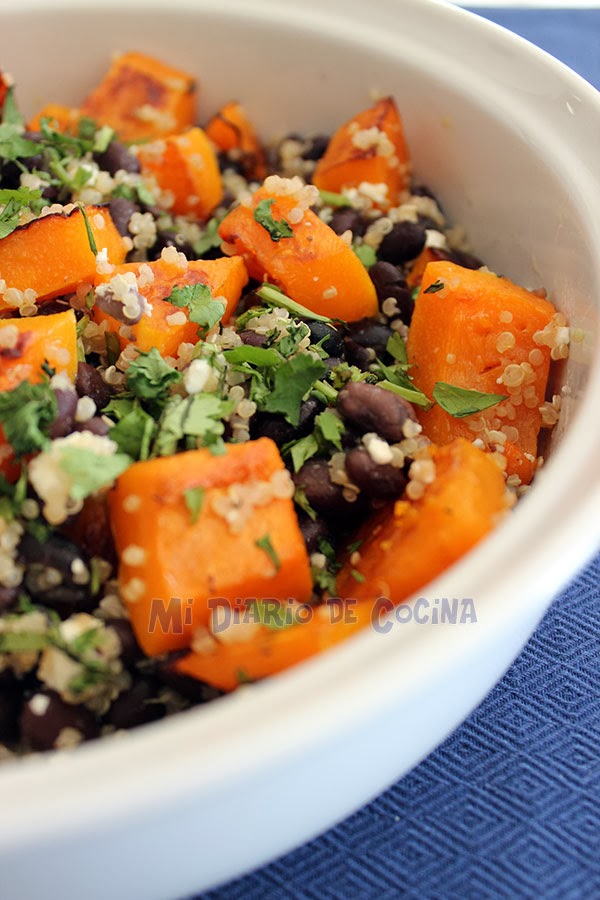 Ensalada de porotos negros, zapallo, quinoa y queso feta